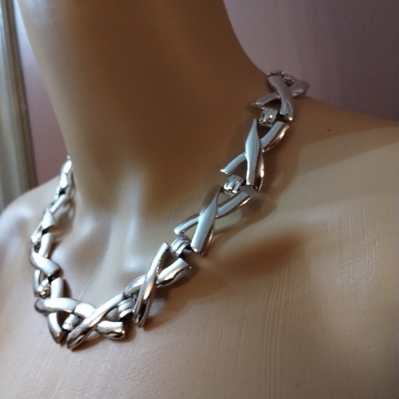 Beautiful women's unsigned x necklace jewelry - Picture 3 of 7